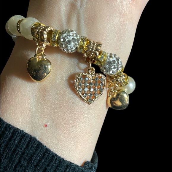 Superstar stretchy faux pearl bracelet with 3 heart charms new - Picture 3 of 3
